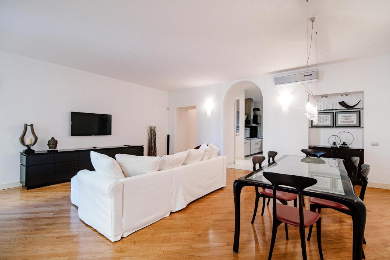 Apartament La Finestra Sul Duomo - The House Of Travelers Como Zewnętrze zdjęcie