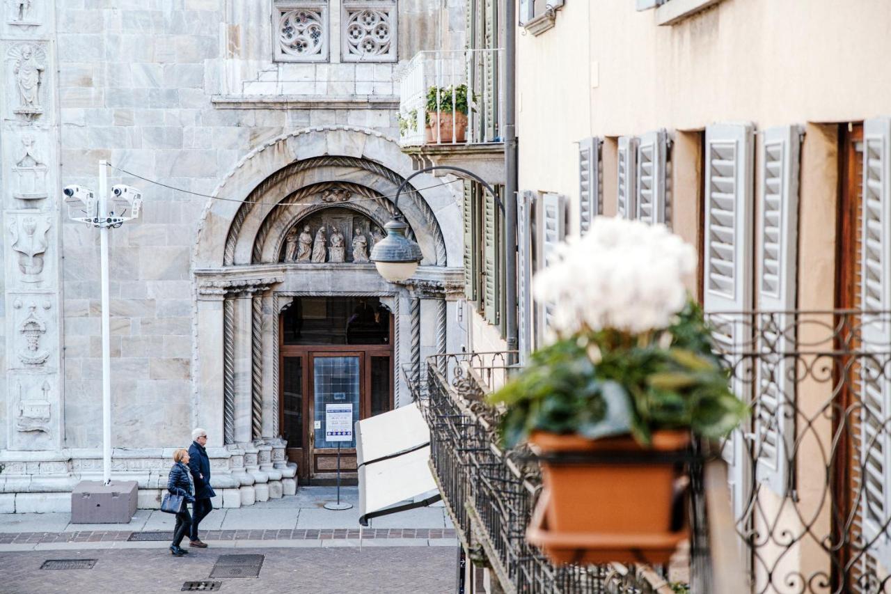 Apartament La Finestra Sul Duomo - The House Of Travelers Como Zewnętrze zdjęcie